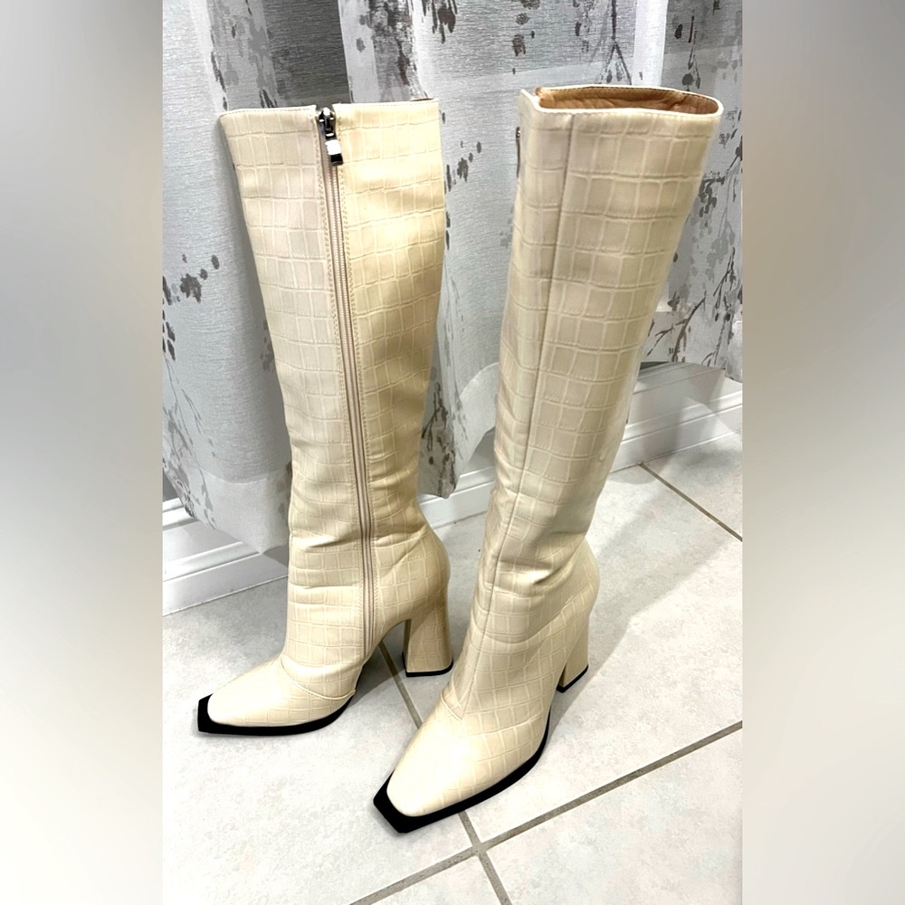SALE!🔥Knee high RAID Winter white crocodile patterned patent leather boots, NWOT